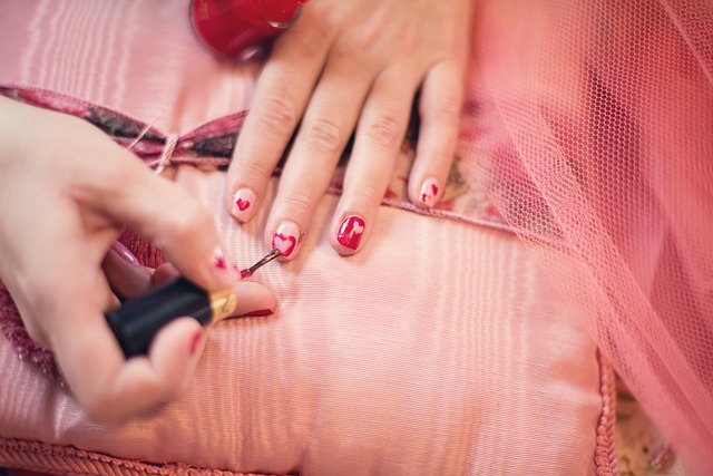 Hoe je nagellakremover kiest en gebruikt voor gezonde nagels